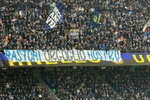 声援巴斯托尼！国米球迷拉横幅：巴斯托尼，我们的骄傲