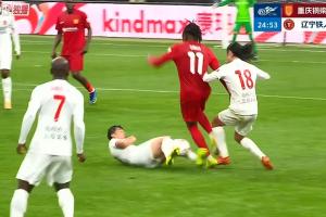 比赛第24分钟，严鼎皓铲球犯规，马宁果断出示黄牌