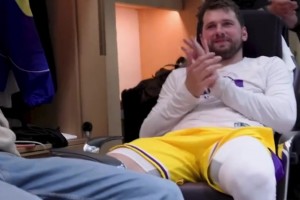 战胜公牛后湖人快乐的更衣室氛围🍾🎉